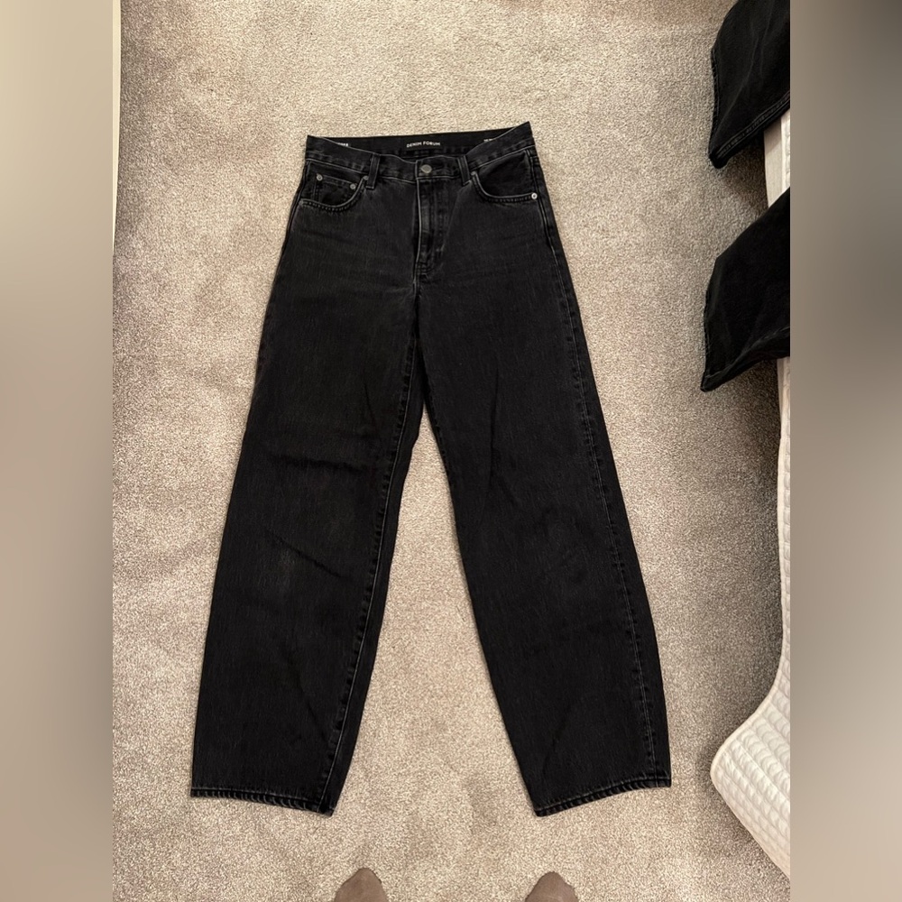 Worn 2 times- mid rise baggy black jeans. Size 25